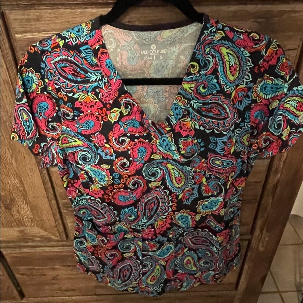 med couture scrub top - size small - NWT